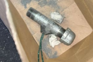 Lo detuvieron por una infracción en California y encontraron una bomba activa dentro de su auto