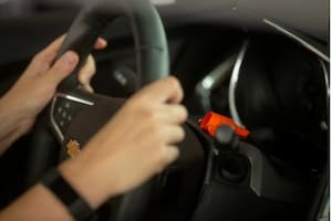 El momento en que un conductor ebrio saturó el alcoholímetro durante un control de tránsito