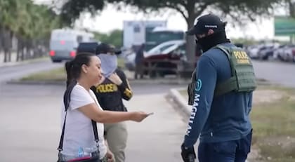 Un control migratorio en una redada en McAllen, Texas.
