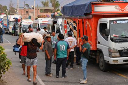 Un convoy de la etnia Chanca en camino a Lima