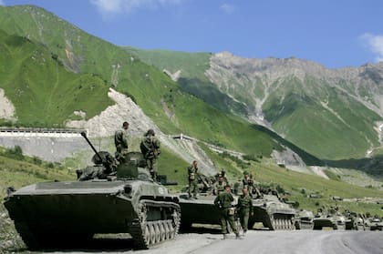 Un convoy de tropas rusas se abre paso a través de las montañas del Cáucaso hacia el conflicto armado entre las tropas georgianas y las tropas separatistas de Osetia del Sur, en la aldea de Dzhaba, en Osetia del Sur, en 2008.