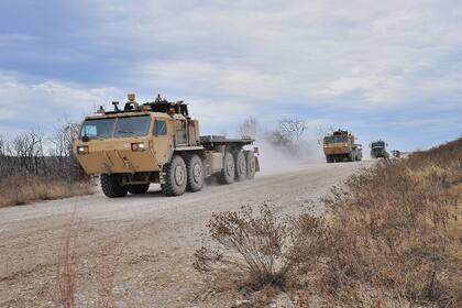 Un convoy de vehículos militares autónomos