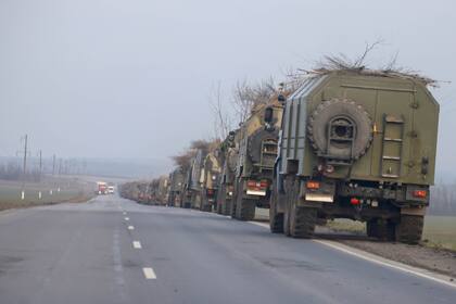 Un convoy de vehículos militares rusos se ve mientras los vehículos se mueven hacia la frontera en la región de Donbas, en el este de Ucrania, el 23 de febrero de 2022 en la ciudad fronteriza rusa de Rostov
