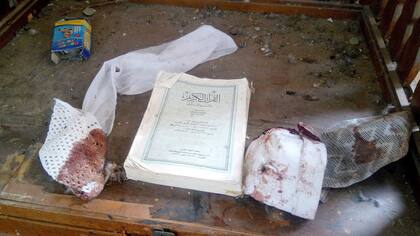 Un Corán y otras pertenencias de las víctimas del atentado, dentro de la mezquita
