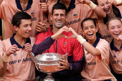 Un corazón para Novak Djokovic: el serbio celebrando con los alcanzapelotas del torneo