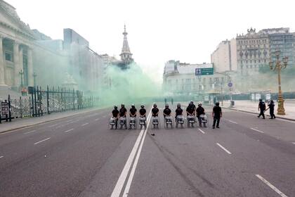 Un cordón de seguridad divide a los militantes de ambos sectores