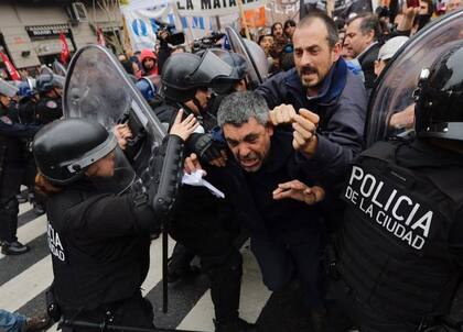 Un cordón policial buscó sin éxito cerrar el paso