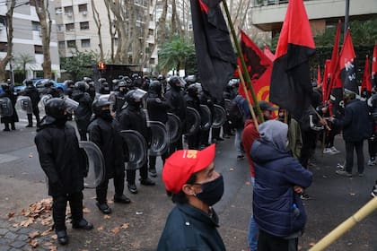 Un cordón policial separó ambos grupos de manifestantes