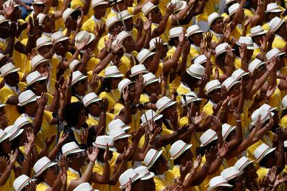 Un coro canta durante una misa celebrada por el Papa Francisco en el Monumento a María, Reina de la Paz, en Port Louis, Mauricio, el lunes 9 de septiembre de 2019