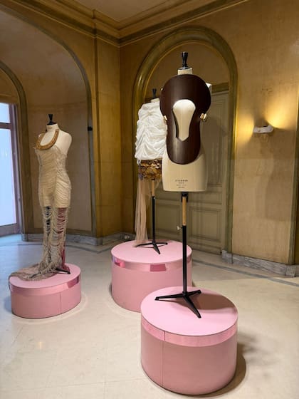 Un corset de cedro hecho a partir de maderas autóctonas recuperadas que surgió de la colaboración con La Ferme.