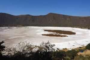 Un cráter volcánico en México posee una laguna roja en su interior que sorprende a sus habitantes