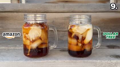 Un creador de contenidos comparó el precio y la calidad de una taza de vidrio con forma de jarra que compró en Dollar Tree con otra de Amazon