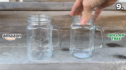 Un creador de contenidos comparó el precio y la calidad de una taza de vidrio con forma de jarra que compró en Dollar Tree con otra de Amazon