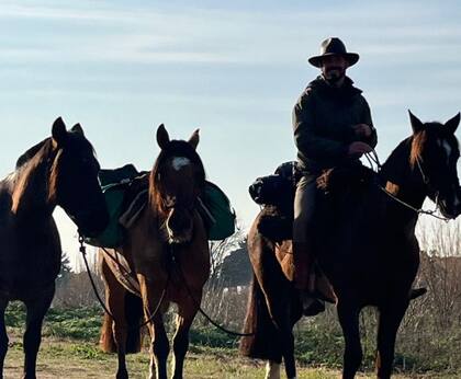 Un criador de Pedro Luro, otro de Tapalqué y el último de Azul fueron los que gentilmente le prestaron los caballos, con el compromiso de que sean devueltos a su regreso
