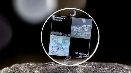 Un cristal de vidrio de SPhotonix que muestra imágenes digitales de una pintura de la Cueva Chauvet y una imagen generada por IA del alunizaje fue lanzado a la órbita en junio de 2025