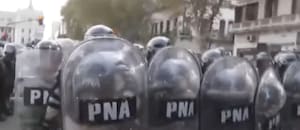 El equipo de LN+ quedó atrapado en medio del avance de Prefectura y fue embestido por los agentes