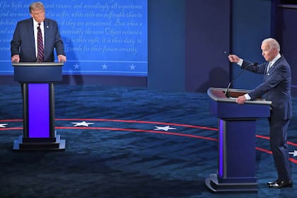 UN CRUCE SIN CONCESIONES. El candidato demócrata, Joe Biden, hace uso de la palabra ante la reprobatoria mirada de Trump, durante el primer debate presidencial en Cleveland, Ohio, el 29 de septiembre