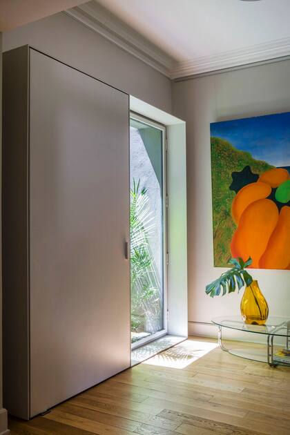 Un cuadro de Nicolás García Uriburu recibe la claridad del patio de entrada.