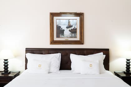 Un cuadro de Quinquela Martín se luce en una de las habitaciones