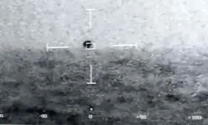 Un cuadro de video de imágenes tomadas a bordo de un barco de la Marina frente a la costa de San Diego en 2019 muestra un objeto esférico no identificado volando en el aire antes de desaparecer en el océano