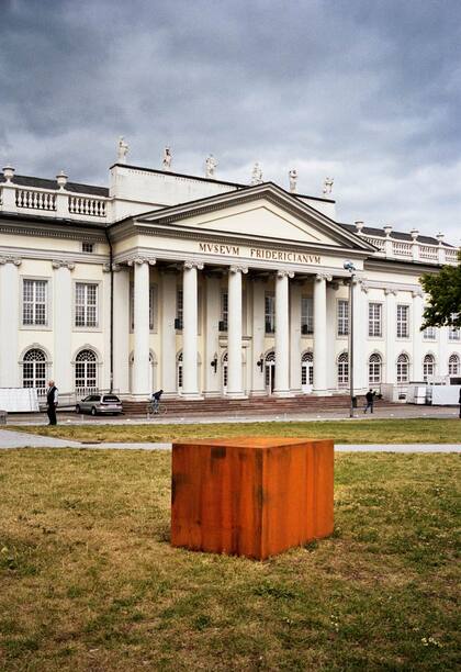 Un cubo diseñado por Faivovich y Goldberg reemplazó el meteorito que los artistas no pudieron sacar del país en 2012