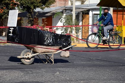 Un cuerpo abandonado en la calle en Cochabamba; por la crisis por el coronavirus, el Tribunal Supremo Electoral de Bolivia decidió aplazar las elecciones hasta octubre