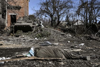Un cuerpo de un soldado ruso yace en el suelo después de que las tropas ucranianas retomaran la aldea de Mala Rogan, al este de Kharkiv, el 28 de marzo de 2022.