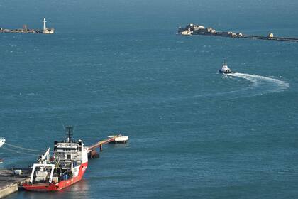 Un cuerpo es transportado del océano Geo III a una ambulancia, en el puerto de Weymouth, Suroeste de Inglaterra el 7 de febrero.