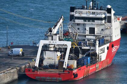 Un cuerpo es transportado del océano Geo III a una ambulancia, en el puerto de Weymouth, Suroeste de Inglaterra el 7 de febrero.