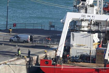 Un cuerpo es transportado del Ocean Geo III a una camioneta, en el puerto de Weymouth, en el Suroeste de Inglaterra 