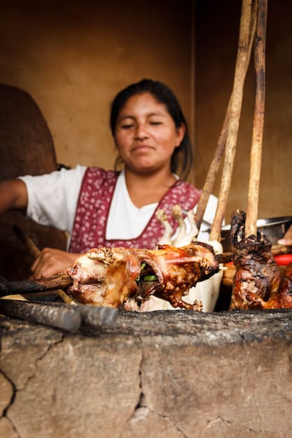 Un cuy preparado por Rocío en su puesto cerca de Lamay, en Perú