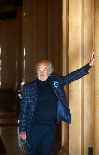 Un dandy camaleónico, que cambia de vestimenta a cada paso.