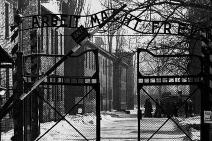 Un de los accesos a Auschwitz que, como muchos campos de concentración nazis, llevaba el lema "Arbeit macht frei", una frase alemana cuya traducción al español es ‘El trabajo hace libre’.