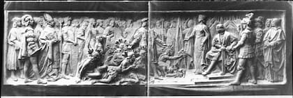 Un de los frisos que se encuentran en la base del Monumento a Colón