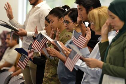 Un de los requisitos para obtener la ciudadanía en EE.UU. es aprobar un examen de educación cívica acerca de historia y gobierno