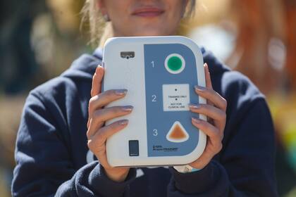 Un DEA (Desfibrilador externo automático).