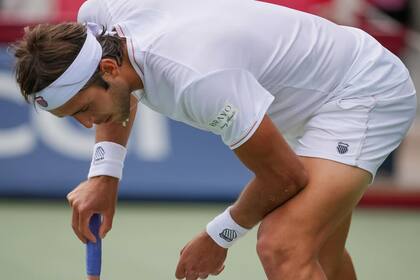 Un decepcionado Tomás Martín Etcheverry, que quedó eliminado en la segunda etapa de Cincinnati; Felix Auger Aliassime lo superó claramente.
