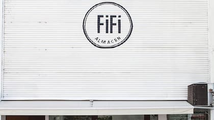 Un deli donde no hay detalle librado al azar: aquí la burrata es Arrivata, los tomates son cherry y las aceitunas son orgánicas de La Rioja