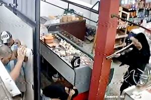 Un delincuente apuntó con una escopeta a empleados y clientes de un supermercado