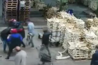 Intentó robarle la cartera a una mujer en el Mercado Central y fue linchado por los puesteros