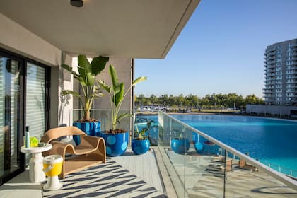 Un departamento sumamente original con una propuesta pop en su diseño y la vista al agua