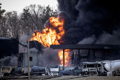 Un depósito de combustible arde, luego de un ataque de un misil ruso en la ciudad ucraniana de Kalynivka