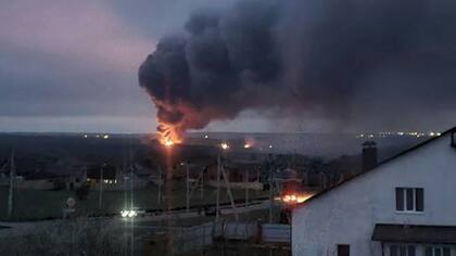Un depósito de municiones bajo llamas en la ciudad de Belgorod, Rusia
