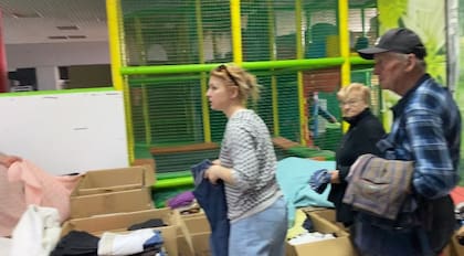 Un depósito improvisado con cajas de ropa para quienes más la necesiten; muchas familias lo perdieron todo