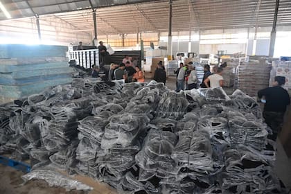 Un depósito municipal de Bahía Blanca repleto de frazadas, mantas y colchones listos para ser distribuidos