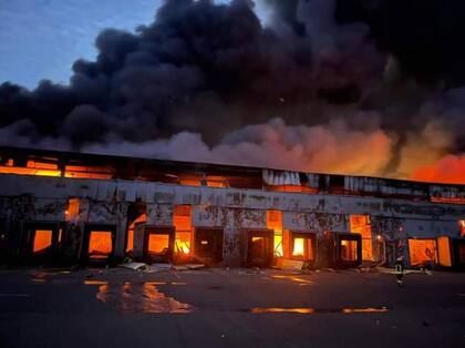 Un depósito se incendió en Kiev.
