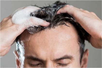 Un dermatólogo español aclaró que al bañarnos debemos empezar primero por nuestro cuero cabelludo