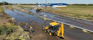 Por un derrame cloacal, cortaron el tránsito en la ruta 11 en el ingreso a Pinamar