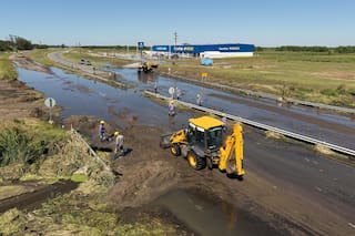 Por un derrame cloacal, cortaron el tránsito en la ruta 11 en el ingreso a Pinamar