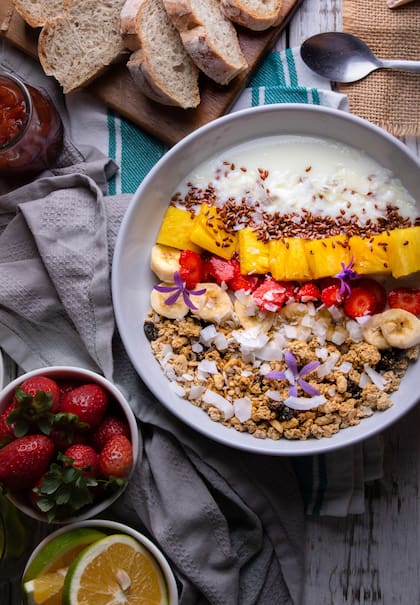 Un desayuno saludable puede variar en cereales integrales, frutas, frutos secos y hasta incluso pescado